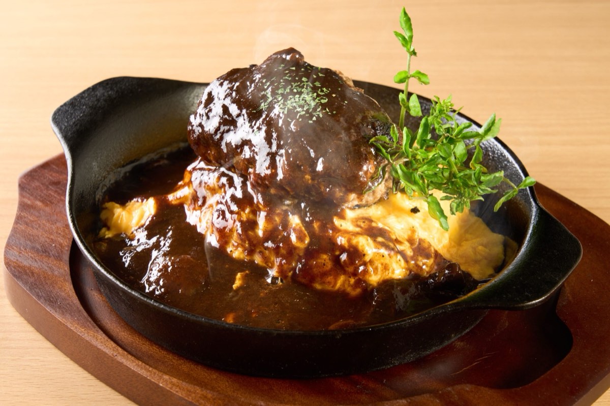 Hambagu omurice on a sizzling iron plate at NikutoTamago