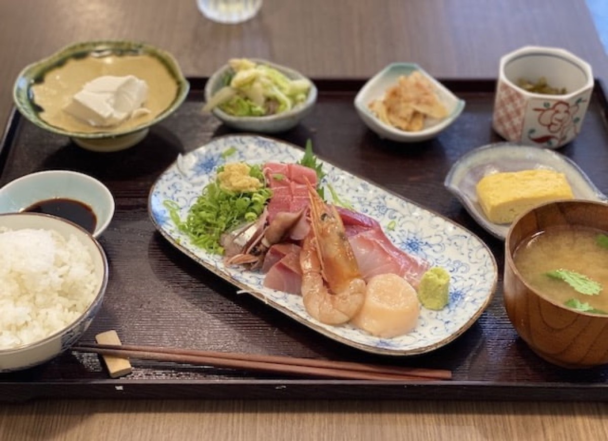 The sashimi lunch set at Aoi, Shinjuku Gyoen